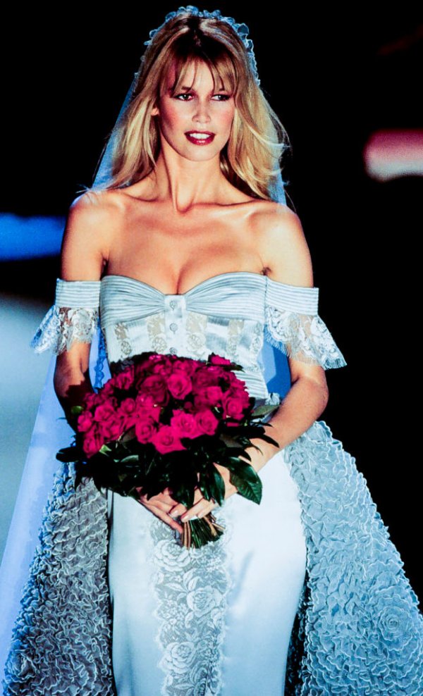 Моделът Клаудия Шифър в тоалет от висша мода на Valentino през 1995 г., олицетворявайки класическата елегантност и блясъка на марката./ Снимка: Getty Images