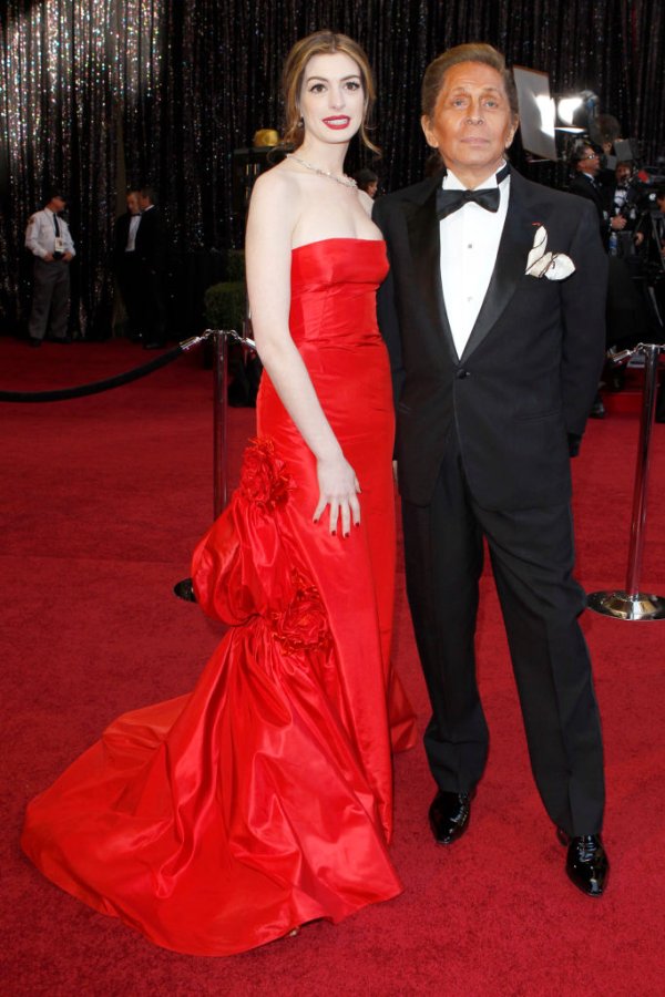 Ан Хатауей беше особено близка с дизайнера. Валентино я нарича "много добра моя приятелка" и "като дъщеря". Снимката е от 2011 г., по време на едно от последните им публични появявания заедно./ Снимка: Getty Images