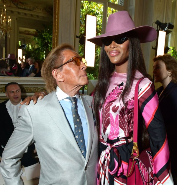 Наоми Кембъл, една от музите на Валентино, заснета с италианския дизайнер по време на Седмицата на модата в Париж през 2019 година./ Снимка: Getty Images