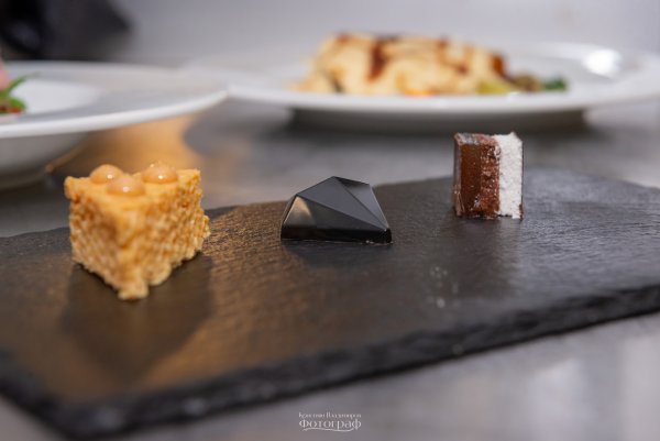 Изкушението дойде в компанията на петифури в три необикновени вкуса, приготвени от българския майстор шоколатиер Павел Павлов. Снимка: Кристиян Владимиров