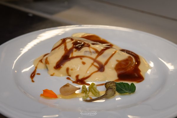 Джерони Кастел -кулинарна звезда с две звезди Мишлен за качество и устойчивост, изненада със своя интерпретация на основно ястие с лаврак. Снимка: Кристиян Владимиров