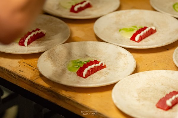 Шеф Веселин Калев със свежото присъствие на диня, лайм и кисело мляко. Снимка: Кристиян Владимиров