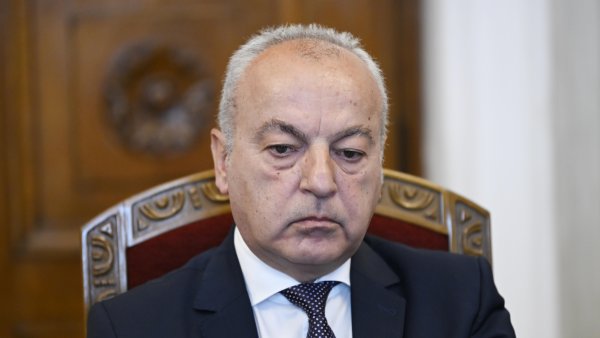 Зам.-министър-председател и министър на финансите - Гълъб Донев


Гълъб Донев е роден през 1967 г. в София. Завършва 35-а гимназия с преподаване на руски език. Притежава две магистърски степени &ndash; по "Право" и по "Финанси". Владее английски и руски език. В периода 2022 - 2023 г. заема поста служебен министър-председател на Република България в две последователни правителства. 
Професионалната му кариера е тясно свързана с администрацията на президента, където от 2023 до 2026 г. заема длъжността Началник на кабинета на държавния глава, а преди това е секретар по социални политики, демография и здравеопазване. Донев е утвърден експерт в областта на труда и социалната политика, като е заемал постовете служебен вицепремиер и министър на труда и социалната политика в три кабинета (през 2017 г. и 2021 г.). Снимка: БГНЕС