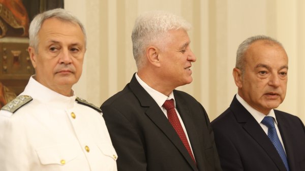Министър на отбраната &ndash; Димитър Стоянов

Димитър Стоянов (в средата) е роден на 28 октомври 1968 г. в Свиленград. През 1986 г. завършва Математическа гимназия в Хасково. В периода 1986-1991 г. продължава образованието си във Висшето военновъздушно училище &ndash; Долна Митрополия. Димитър Стоянов е полковник от резерва с над 25-годишна кариера във Военновъздушните сили, началник на щаба на ВВС. Притежава мащабен управленски опит на най-високо държавно ниво като министър на отбраната (2022 &ndash; 2023 г.), главен секретар на президента и секретар по сигурност и отбрана.

Стоянов е експерт в стратегическото планиране, инициатор на проектите за спешна медицинска помощ по въздуха (HEMS) и концепцията за гасене на пожари от въздуха. Завършил е ВВВУ "Георги Бенковски", Военната академия в София и Военновъздушния колеж &bdquo;Максуел&ldquo; в САЩ.

Димитър Стоянов е семеен. Владее английски и руски език. Снимка: БГНЕС