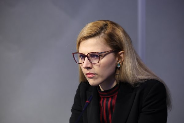 Министър на външните работи &ndash; Велислава Петрова &ndash; Чамова

Д-р Велислава Петрова &ndash; Чамова има дългогодишен международен опит в сферите на науката, глобалните въпроси и политиката.&nbsp;В периода 2022 г. - 2023 г. заема длъжността заместник-министър на външните работи в три последователни правителства - редовния кабинет на Кирил Петков и двете служебни правителства на Гълъб Донев. Отговаря за европейските въпроси, регионалната политика, икономическата дипломация и отношенията с международните организации. През последните две години е главен програмен директор в Centre for Future Generations в Брюксел, където координира работата на организацията в областта на европейските политики с фокус върху конкурентоспособността на ЕС. Снимка: БГНЕС