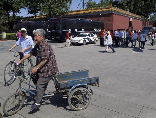 Случайни минувачи пред площада. Снимка: БГНЕС&nbsp;