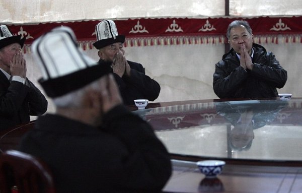 Киргизкият президент Курманбек Бакиев със старейшините в родното му село. На срещата той предупреди новото правителство да не се опитва да го арестува, защото „ще се лее кръв“.  Снимка: БГНЕС