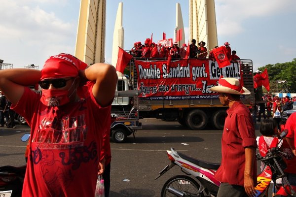 Поддръжници на опозицията в Тайланд се подготвят за погребението на убитите 15 протестиращи при сблъсъците с армията в Банкок преди два дни. Снимка: БГНЕС
&nbsp;