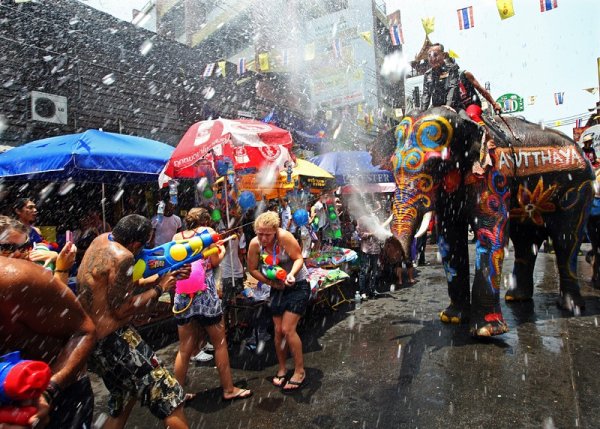 Близо до мястото на сблъсъците в понеделник тайландски полицай върху слон участва във &bdquo;водна битка&ldquo; с туристи. С Фестивала на водата се отбелязва началото на новата година. Снимка: БГНЕС