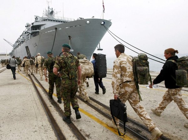 Британски войници от контингента в Афганистан се качват на кораб на пристанище Сантандер в Испания. Военният кораб  HMS Albion беше изпратен да прибере войниците заради спирането на полетите до Острова. Снимка: БГНЕС