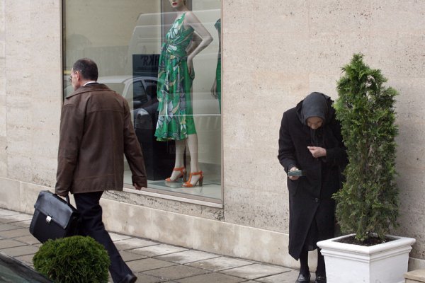 Възрастна жена проси пред лъскав бутик в центъра на София. Наредба на общината от миналата година забранява просията в рамките на града. Снимка: БГНЕС