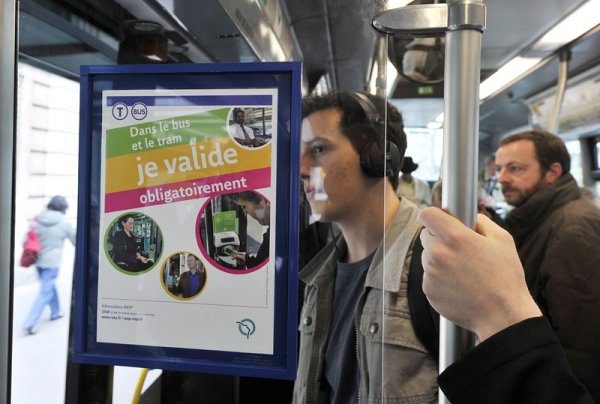 Схема в автобус от градския транспорт в Париж показва как се валидира билет. Това е част от мерките за борба с нарастващия брой пътници, пътуващи гратис. Снимка: БГНЕС