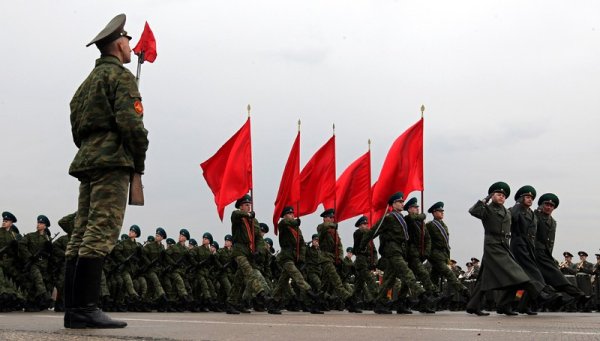 Руски войски маршируват в село Алабино до Москва по време на репетиция за военния парад на Червения площад на 9 май - деня на победата във Втората световна война. Снимка: БГНЕС