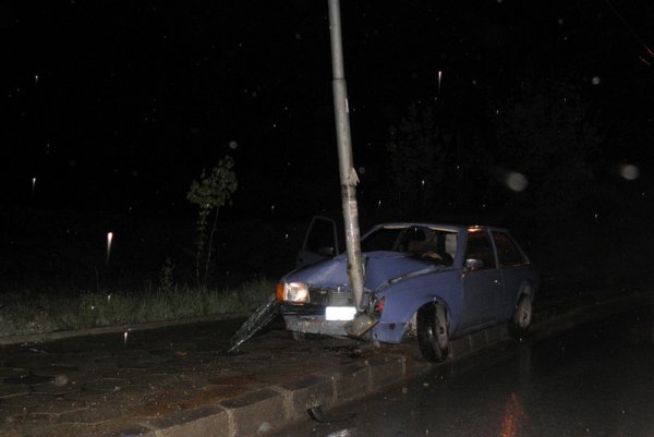 Mладеж пострада, след като автомобил се заби в стълб в Благоевград. Спускайки се с висока скорост по мокрия асфалт, на ляв завой, колата се качила на тротоара и се блъснала в стълб на уличното осветление. Снимка: БГНЕС

&nbsp;