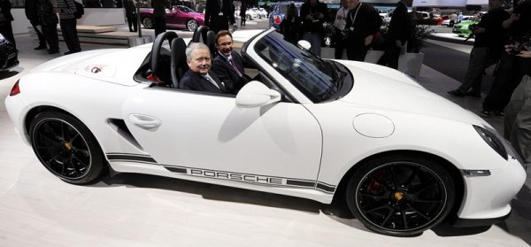 Директорът на  Porsche AG Михаел Махт и председателят на борда на компанията Волфганг Порше позират в  Porsche Boxter Spyder преди общото събрание на Volkswagen AG в Хамбург. Най-големият производител на автомобили в Европа постигна сериозна печалба в първото тримесечие на годината. Снимка: БГНЕС