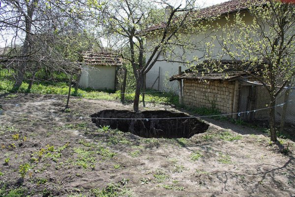 Собствениците на тази къща в търговищкото село Вардун с изненада открили една сутрин този огромен ров в градината си, съобщава БГНЕС. Снимка: БГНЕС