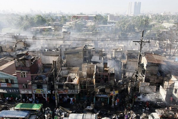 Филипинци събират покъщнина от изгорелите си домове след пожара в гето в Манила. При пожара загина един човек. Огънят унищожи над 300 къщи и остави над 1000 семейства без подслон. Снимка: БГНEС
 
 