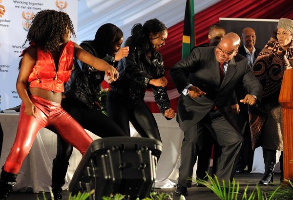 Президент на Южна Африка Джейкъб Зума танцува на сцената, след като е получил отрицателен резултат на тест за HIV по време на кампания против СПИН в болница в Йоханесбург. Снимка: БГНEС
&nbsp;
&nbsp;