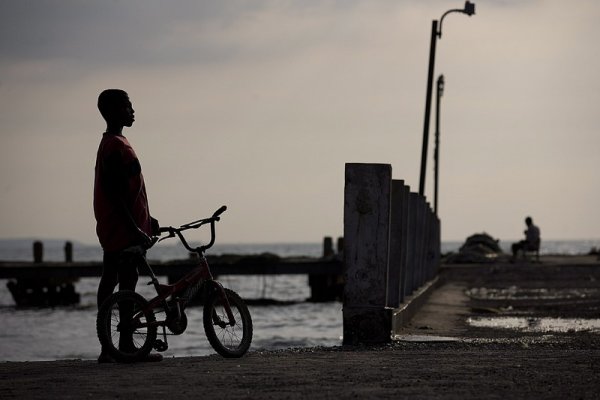 Момче с колело на пристанището в Порт-о-Пренс в Хаити. Снимка: БГНEС
 
 
 