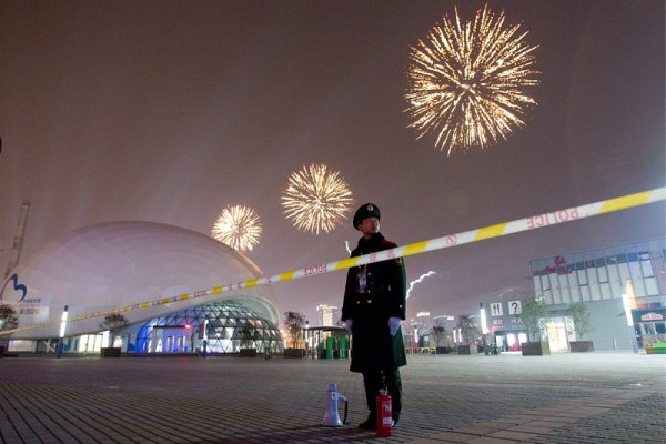 Полицай пази репетициите за откриването на Shanghai World Expo.  Снимка: БГНЕС
