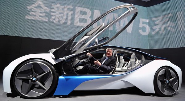 Премиерът на Бавария Хорст Зеехофер пробва концептуален модел на  BMW на автоизложение в Пекин.  Снимка: БГНЕС