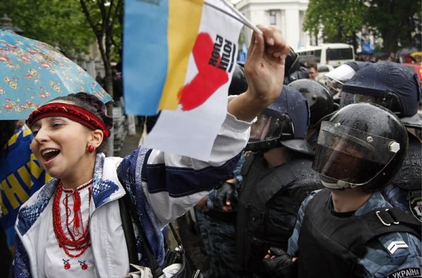 Симпатизантка на украинския опозиционен лидер Юлия Тимошенко развява знаме по време на протестен митинг в центъра на Киев срещу проруската политика на президента Виктор Янукович. Снимка: БГНЕС