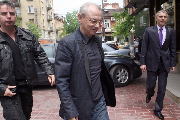 Лидерът на ДПС Ахмед Доган влиза в централата на партията за заседанието на Централното оперативно бюро. Снимка: БГНЕС