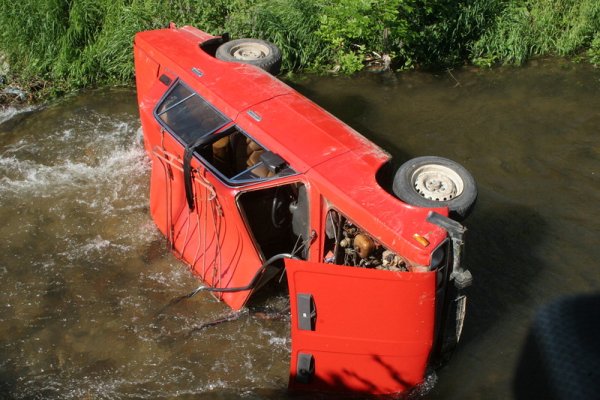 Пиян водач на &quot;Лада&quot; се отърва жив, след като падна в коритото на Стара река в Казанлък. Около 9,30 ладата, движеща се в еднопосочното, изненадващо напуска платното и се прекатурва по таван в реката. Минаващи наблизо граждани успяват да спасят мъжа от удавяне, като преобръщат колата настрани. Снимка: БГНЕС
