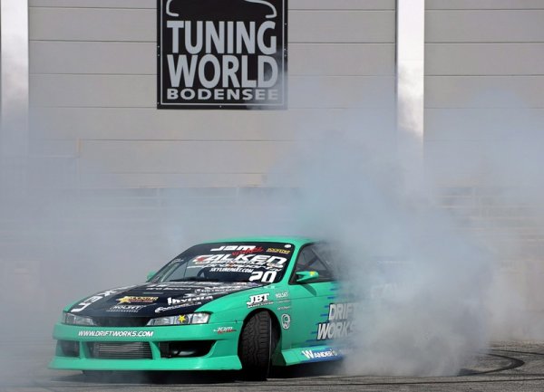 Холандски пилот демонстрира възможностите на автомобила си на изложението Tuning World Bodensee във Фридрихсхафен, Германия. Очаква се до 16 май на изложението да дойдат над 100 хиляди посетители. Снимка: БГНЕС