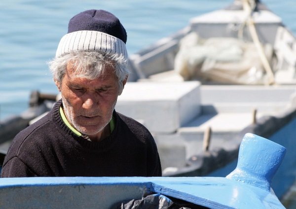 Дни преди отпадането на забраната за риболов във водите на Черно море несебърските рибари правят последни ремонти на лодките. Снимка: БГНЕС
