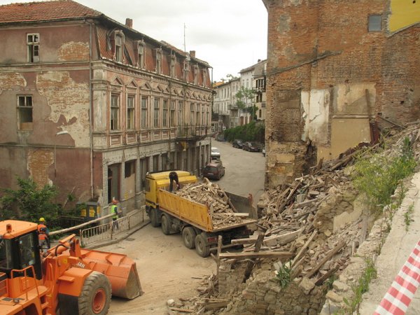 Стара необитаема къща рухна в историческата част на Велико Търново. Снимка: БГНЕС
&nbsp;
&nbsp;