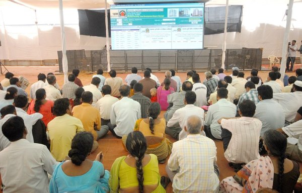 Индийци чакат тегленето на лотария за жилище в Мумбай. Около 328 хиляди души са пуснали билет за разиграването на 3449 жилища. Снимка: БГНЕС
&nbsp;
&nbsp;