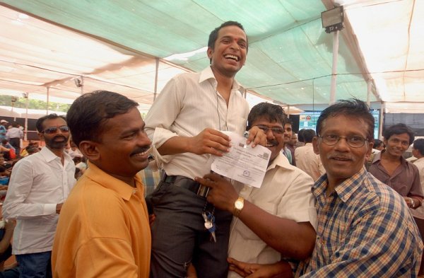 Един от победителите в лотарията. В нея се разиграват евтини жилища. Снимка: БГНЕС
&nbsp;
&nbsp;