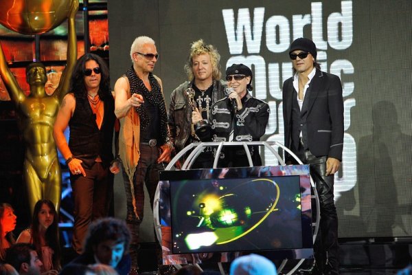 The Scorpions приемат наградата си на Световните музикални награди 2010 в  Sporting Club в Монако. Снимка: БГНЕС