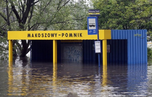 След една седмица порои реката край полския град Забрзе скъса дигите и заля улиците. До момента пет души са загинали от наводненията в Южна Полша. Снимка: БГНЕС