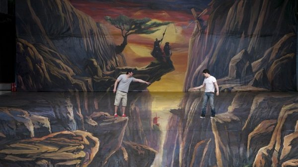 Посетители позират за снимка в зала, декорирана с 3D рисунки за промоцията на 3D филма &bdquo;Дон Кихот&ldquo; в Пекин. Снимка: БГНЕС

&nbsp;