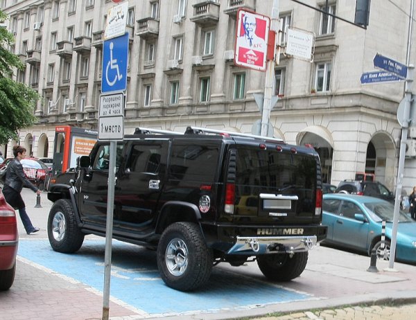 И още една гледка от София. Джип &quot;Хамър&quot; с лесно запомнящ се номер и стикер &quot;Инвалид&quot; е паркиран на инвалидно място в &quot;Синя зона&quot; на столична улица. Инвалидният стикер дава право на преференциално паркиране на автомобили, превозващи хора с увреждания. Снимка: БГНЕС