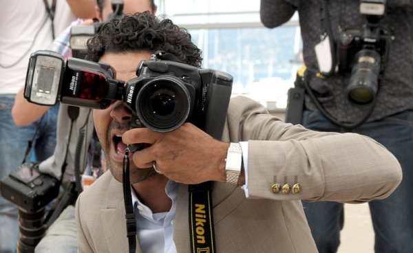 Смяна на местата. Френският актьор Джамел Дебуз снима по време на представянето на &bdquo;Hors la loi&ldquo; (&bdquo;Извън закона&ldquo;) с негово участие на Филмовия фестивал в Кан. Снимка: БГНЕС

&nbsp;