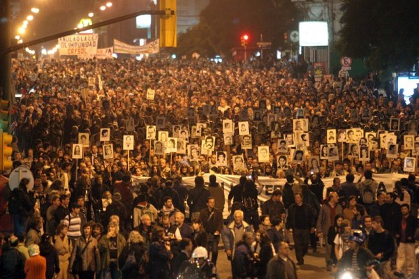 Хиляди се включиха в мълчалива протестна манифестация с искане за разкриване и наказване на престъпленията на диктатурата в Уругвай (1973-1985) по улиците на Монтевидео. Снимка: БГНЕС