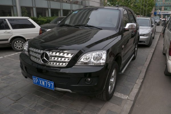 Това е фалшив  Mercedes. Произведеният в Китай автомобил външно прилича на Mercedes Benz. Имитациите на луксозни марки са обичайни в Китай. Броят на фалшивите автомобили BMW и Mercedes расте, а има съобщения и за &bdquo;пиратско&ldquo; Ferrari. Снимка: БГНЕС

&nbsp;