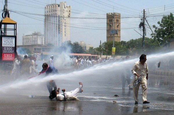 Полицията използва водна струя, за да разпръсне протест на учителите в Карачи, Пакистан. Десетки учители демонстрираха с искания за подобряване на условията на труд. Снимка: БГНЕС
&nbsp;