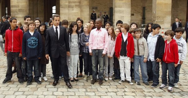 Френският президент Никола Саркози позира с група ученици, след като е направил традиционния пролетен военен преглед. Снимка: БГНЕС