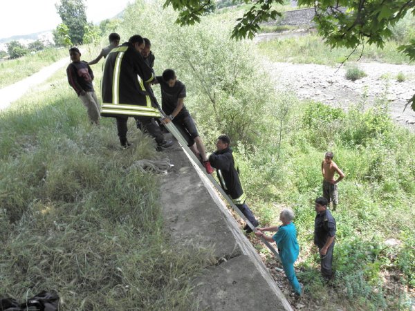 Екип на Спешна помощ и пожарникари вадят пиян благоевградчанин, който падна от  защитната стена край река Бистрица. Снимка: БГНЕС