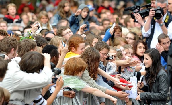 Стотици посрещнаха звездата на Евровизия в родния Хановер. Снимка: БГНЕС