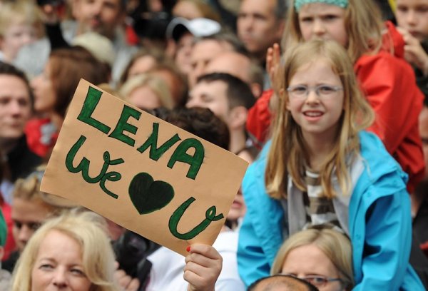 Момиченце държи лист с надпис &bdquo;Лена, обичаме те&rdquo; пред кметството на Хановер. Снимка: БГНЕС