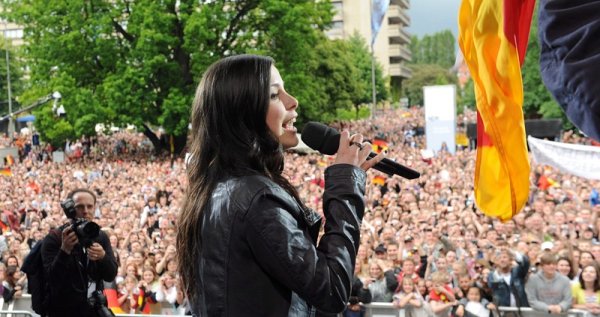 Победителката в Евровизия изпя песента си &bdquo;Сателит&rdquo; пред 40 хиляди души,събрали се да я посрещнат пред кметството на Хановер. Снимка: БГНЕС