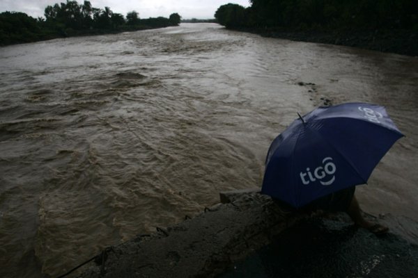 Река Хуиза в Салвадор се покачва след проливните дъждове, донесени от урагана Агата. Снимка: БГНЕС