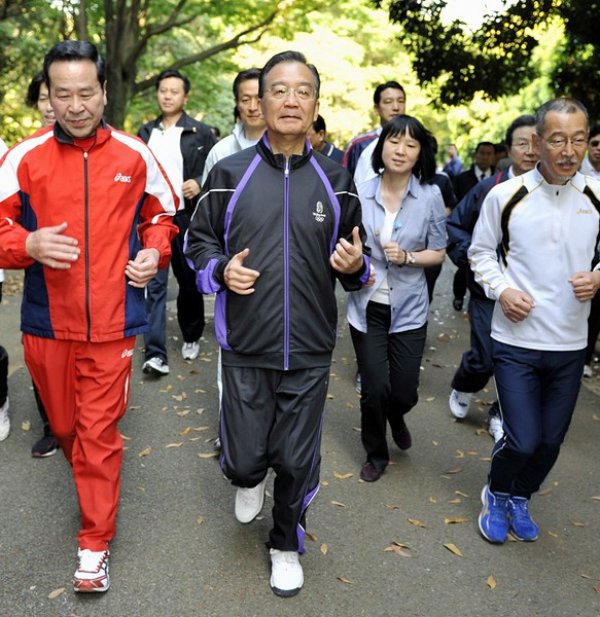 Китайският премиер Вън Дзябао се присъедини към жители на Токио по време на сутрешния си джогинг. Вън е на тридневна официална визита в Япония. Снимка: БГНЕС