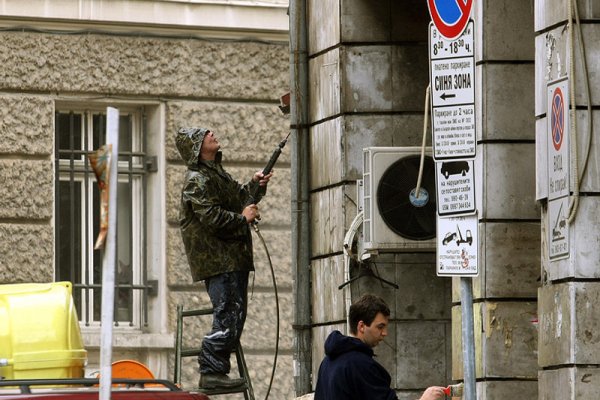 Работници старателно ремонтират тротоарите и почистват сградите на столичната улица &quot;Граф Игнатиев&quot; в чест на предстоящото посещение на италианския премиер Силвио Берлускони. Той ще открие паметник на Джузепе Гарибалди на едноименния площад в столицата. Снимка: БГНЕС