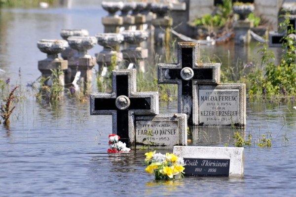 Гробове в източната част на Унгария са потопени под вода следствие на придошлите реки и поройните дъждове. Снимка: БГНЕС